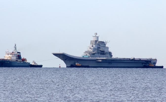 Авианосец «Викрамадитья» ВМС Индии (справа) (Фото: Владимир Ларионов/ ТАСс)
