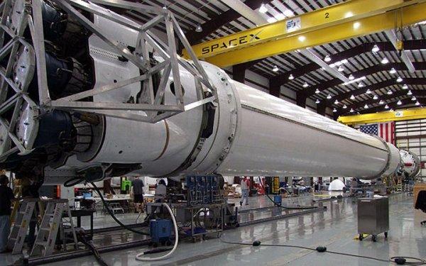 Двигатель ракеты Falcon 9 взорвался во время тестов