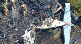 Авиакатастрофа в Японии: самолет упал в жилом районе Токио