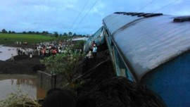 Крушение поездов в Индии
