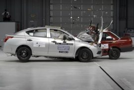 Совместный краш-тест седанов Nissan Tsuru и Versa показал прогресс безопасности