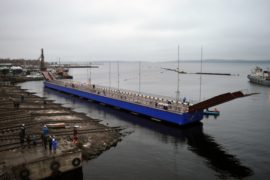 В Петрозаводске спущен на воду наплавной мост