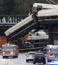 Скоростной поезд Сиэтл-Портленд упал с моста