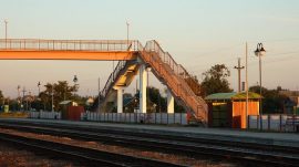 железнодорожная платформа пешеходный мост